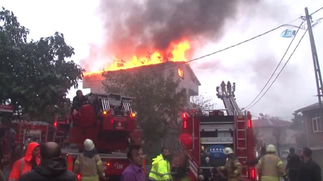 Yıldırımın Düştüğü Çatı Alev Alev Yandı