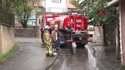 İstanbul Beykoz'da Apartmana Yıldırım Düştü; Çatı Alev Alev Yandı