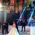 الممثلة التركية بانسو سورال  ترقص بجنون في حفل زفافها