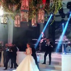 الممثلة التركية بانسو سورال  ترقص بجنون في حفل زفافها