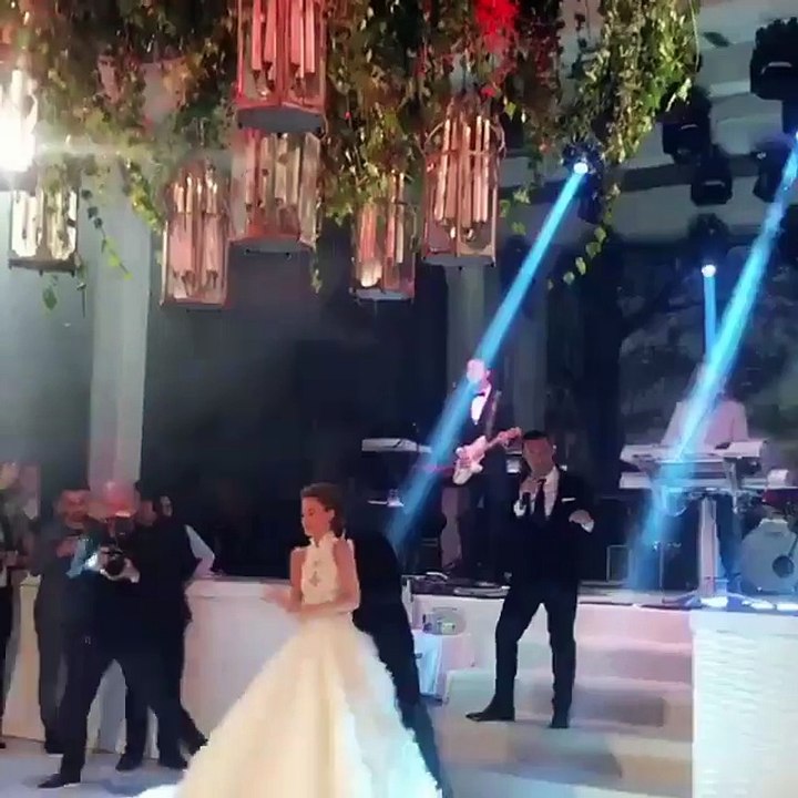 الممثلة التركية بانسو سورال  ترقص بجنون في حفل زفافها