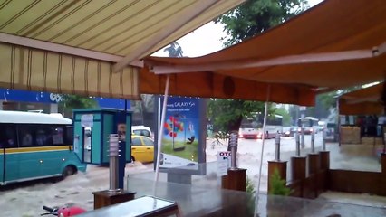 İZMİRDE TROPİKAL FIRTINANIN ETKİLERİ SAGNAK YAGISLA GECEDEN BU YANA DEVAM EDİYOR