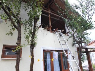 İstanbul'daki Sel Baskınında Bir Koca, Eşi ve Çocuğunu Evin Tavanını Delerek Kurtardı