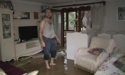 Beykoz'da sel: Eşi ve çocuğunu tavanı delerek kurtardı