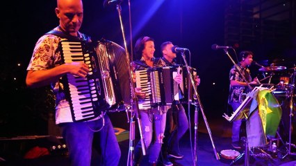Sur le parvis de la Filature, à Mulhouse, on fait la fête pour l'ouverture de la nouvelle saison.