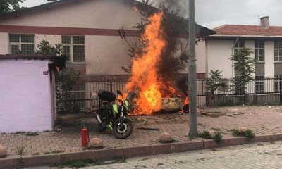 Araçta başlayan yangın, doğalgaz kutusuna sıçradı