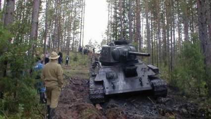 Il fait une découverte incroyable au bord d'un lac : un tank soviétique vieux de 50 ans enfouit sous terre