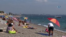 Türkiye kasırgaya hazırlanırken Antalya güneşin ve denizin tadını çıkartıyor