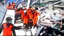 Indonesia: Tsunami death toll tops 800 amid search for survivors