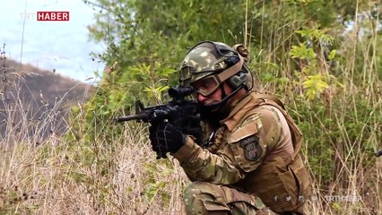 SAS komandoları zorlu eğitimlerine aksatmadan devam ediyor