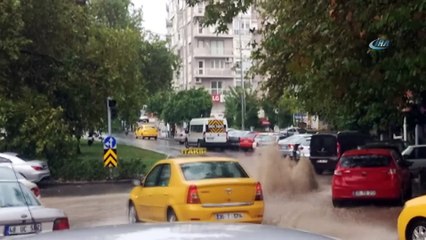 Fırtınanın teğet geçtiği İzmir’de sağanak yağış
