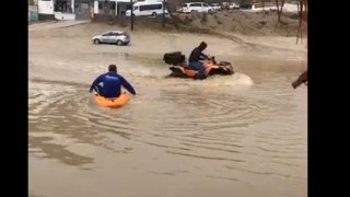 ΜΥΚΟΝΙΑΤΕΣ ΚΑΝΟΥΝ EXTREME SPORT ΚΑΙ ΧΑΒΑΛΕ ΣΤΟΥΣ ΠΛΗΜΜΥΡΙΣΜΕΝΟΥΣ ΔΡΟΜΟΥΣ