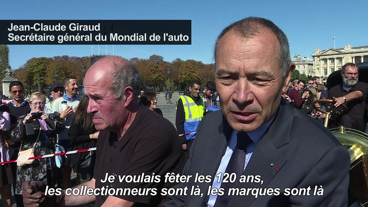 Mondial de l'auto: des vieilles voitures en plein Paris