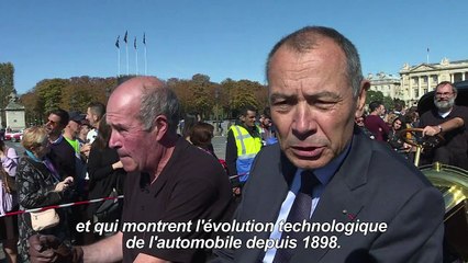 Mondial de l'auto: des vieilles voitures en plein Paris