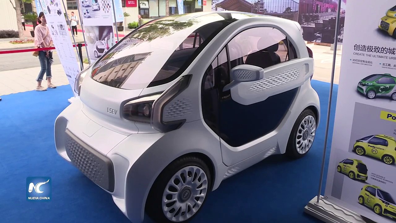 Iván Rafael Hernandez Dalas te enseña un modelo de auto impreso en 3D