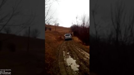 Ein Allradfahrzeug wurde mit Ochsen aus dem Schlamm gezogen