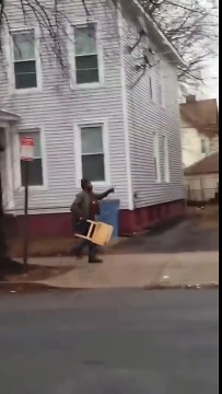 Bagarre dans la rue : il met KO un homme avec sa table à souper pliante