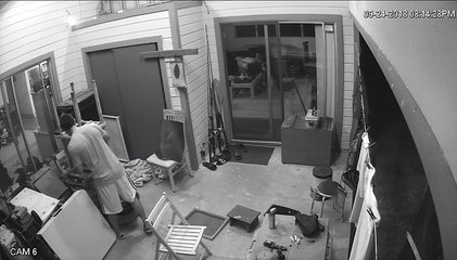 Il veut tuer le papillon mais détruit sa baie vitrée