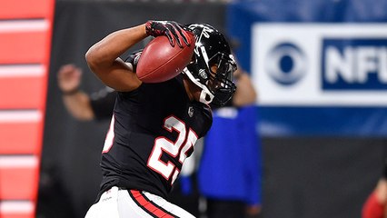 Ito Smith slips past Bengals defenders for 7-yard TD