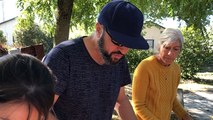 Norredine est venu distribuer un couscous maison aux migrants