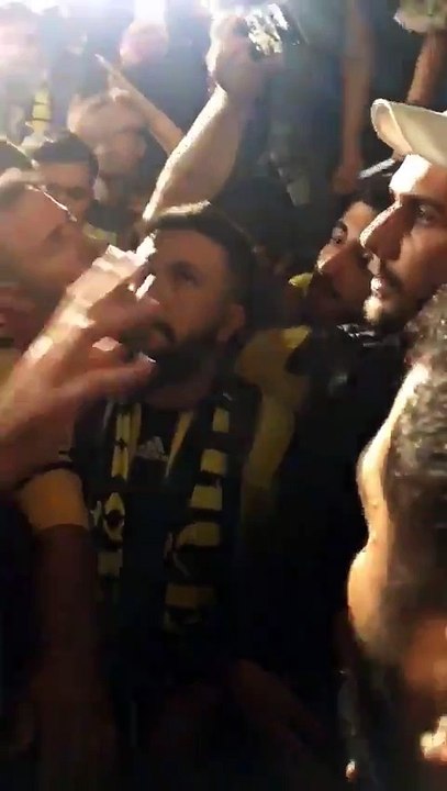 Ali Koç deplasman tribününe giderek Fenerbahçeli taraftalardan özür diledi