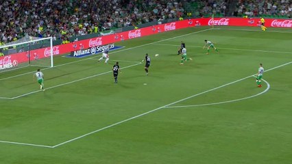 يوسف نصيري يضيع بكل غرابة أمام مرمى فارغ قبل تدخل الحكم و إعلانه عن ضربة خطأ لصالح لاعب بيتيس