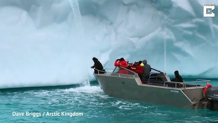 Cet explorateur boit l'eau la plus pure du monde qui coule d'un glacier dans l'océan Arctique