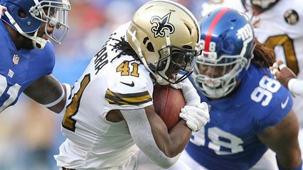 Alvin Kamara nearly breaks free on 25-yard scamper