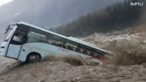 حتى حافلات النقل العام لم تسلم من الفيضانات في الهند