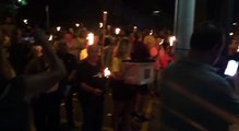 Antorchas y urnas la noche en Barcelona