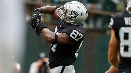Derek Carr hits Jared Cook on a tight-window throw for a TD