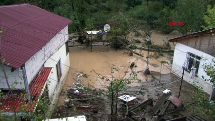 Beykoz’da sel baskını Eşi ve çocuğunu tavanı delerek kurtardı