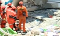 Tim SAR Terus Lakukan Evakuasi Korban Gempa di Hotel Roa Roa