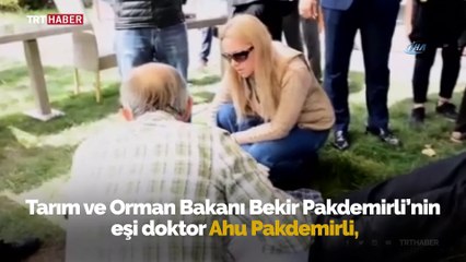 Bakan Pakdemirli'nin eşinden fenalaşan vatandaşa ilk yardım