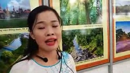 Cô Mến, Thuyết minh viên giới thiệu về Gia Lai tại triển lãm.