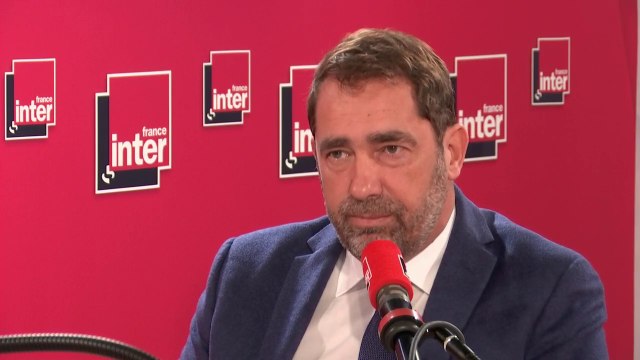 Christophe Castaner, à propos de la photo polémique d'Emmanuel Macron avec deux jeunes de Saint-Martin : Il a rencontré deux jeunes, ils font une photo, et ensuite il y a ce geste idiot, que je condamne