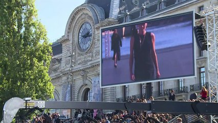 Paris: des mannequins de l'Oréal sur un podium flottant