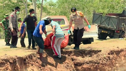 Indonésie: enterrement de masse après le séisme et le tsunami