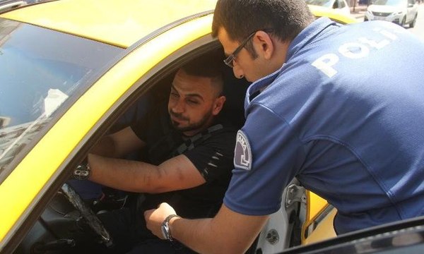 Alkollü taksici yol ortasına park etti, polis ayıltamadı