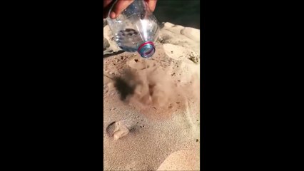 L'eau s'évapore à la seconde où elle touche ce sable brûlant