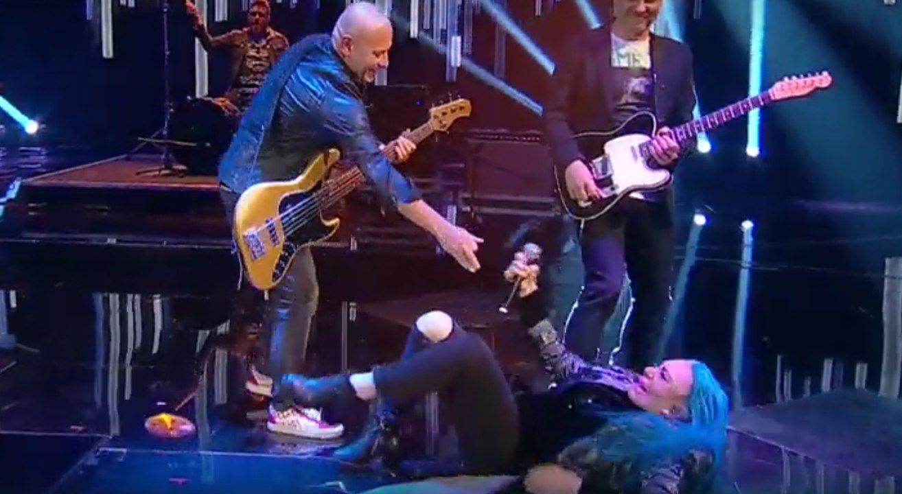 Loredana Bertè cade e si fa male in diretta tv: "c'è qualcuno che m'ha gufato porca putt*na" - il video