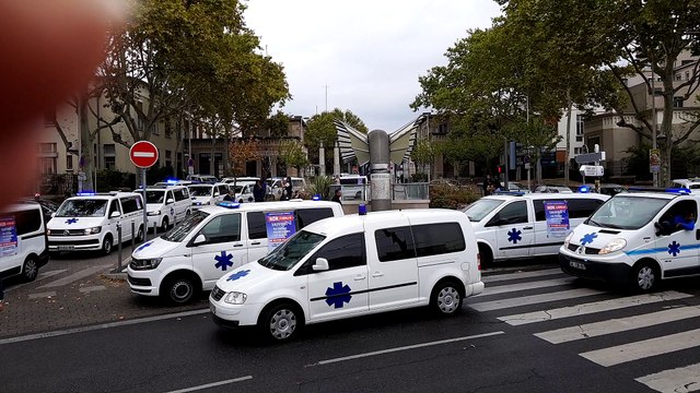 Les ambulanciers bloquent l'hôpital Edouard-Herriot.
