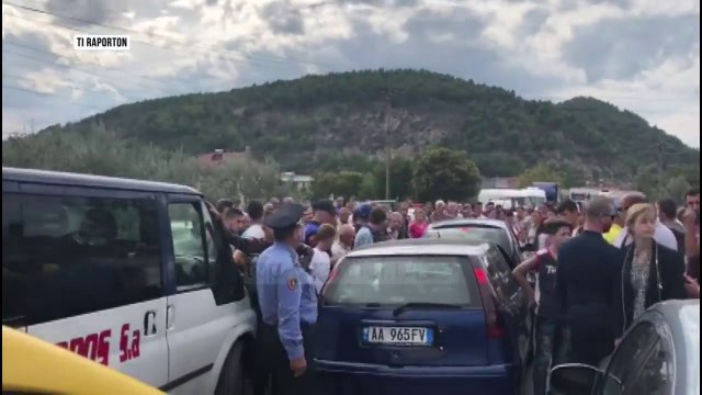 Shkolla në Mengel, banorët bllokojnë rrugën Elbasan-Librazhd - Top Channel Albania - News - Lajme
