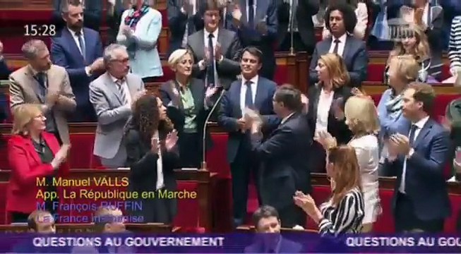 La standing-ovation des députés LREM en hommage à Manuel Valls perturbée par les députés de la France Insoumise, qui brandissent des pancartes Bon débarras