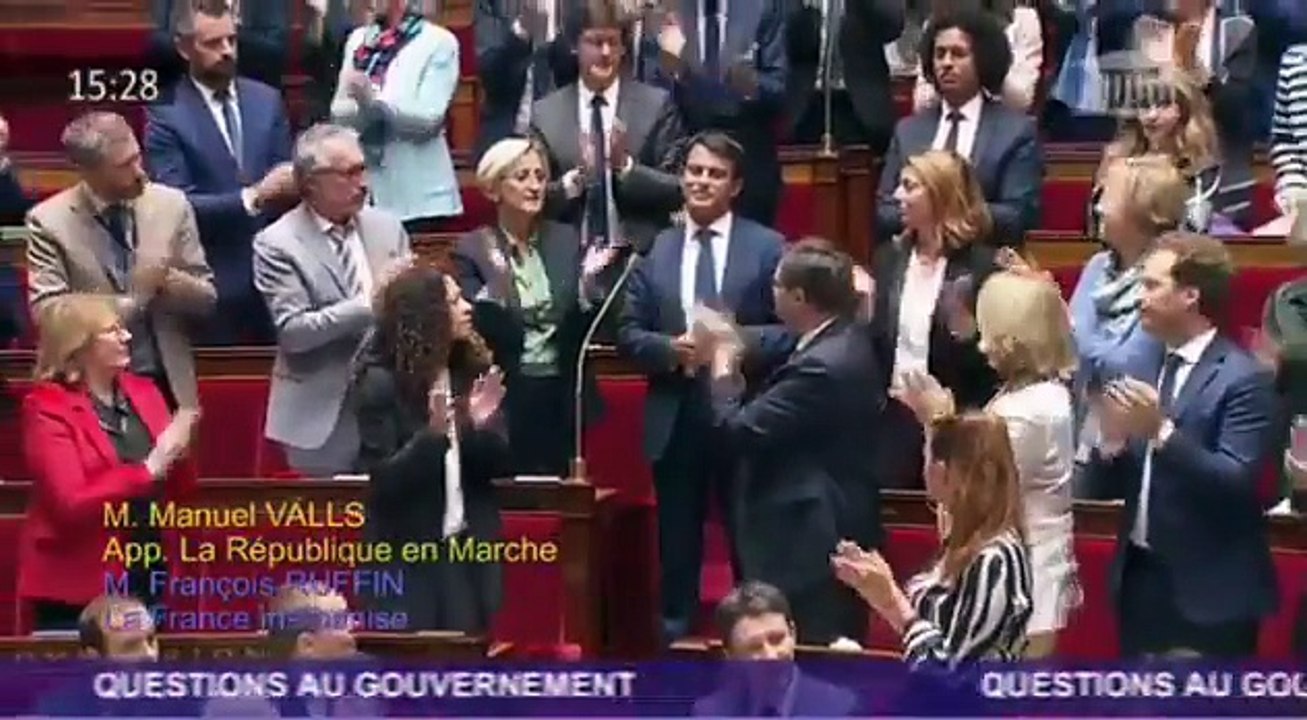 La standing-ovation des députés LREM en hommage à Manuel Valls perturbée par les députés de la France Insoumise, qui brandissent des pancartes "Bon débarras"