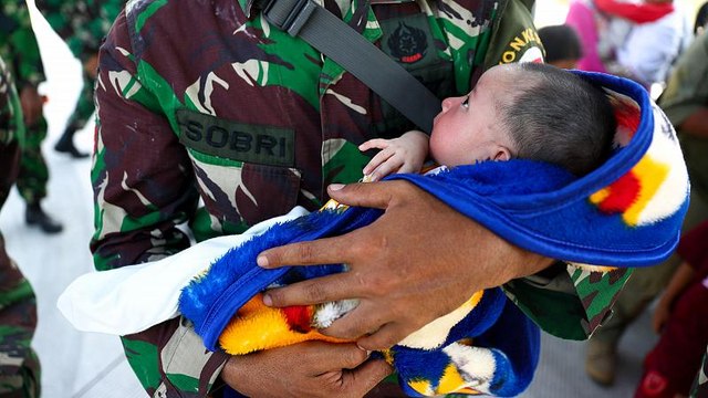 Землетрясение разлучило детей с семьями