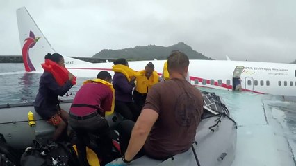 US Navy rescue passengers from sinking plane in Micronesia