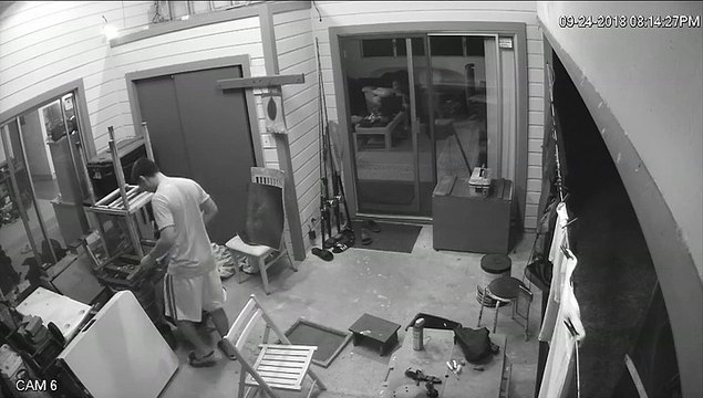 Il voulait chasser un papillon mais va détruire sa baie vitrée