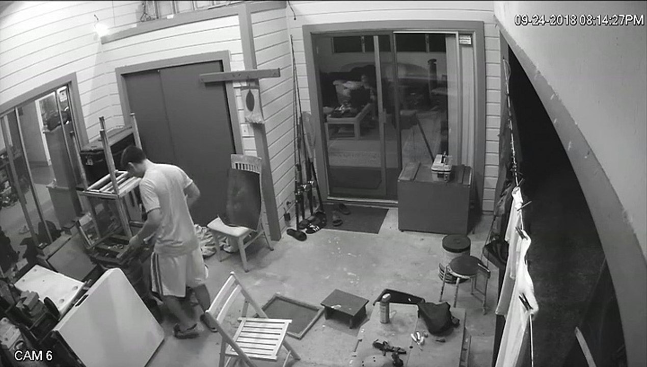 Il voulait chasser un papillon mais va détruire sa baie vitrée