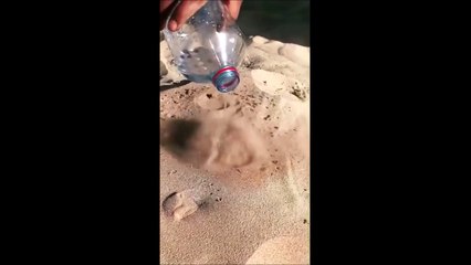 Il verse de l'eau sur le sable et elle s'évapore à la seconde où elle le touche